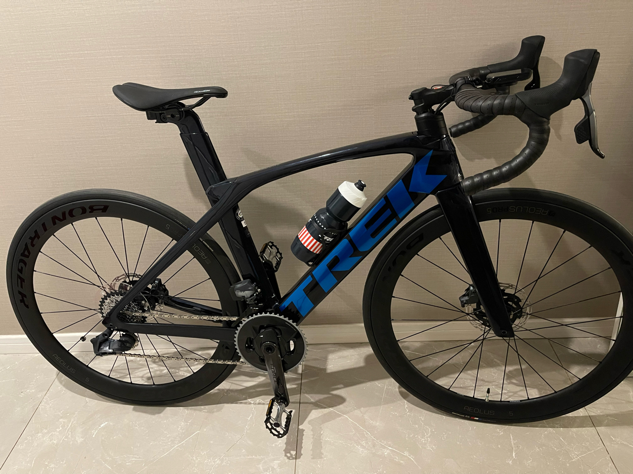 有一天看着自己肚子,说减肥吧,然后买崔克马东