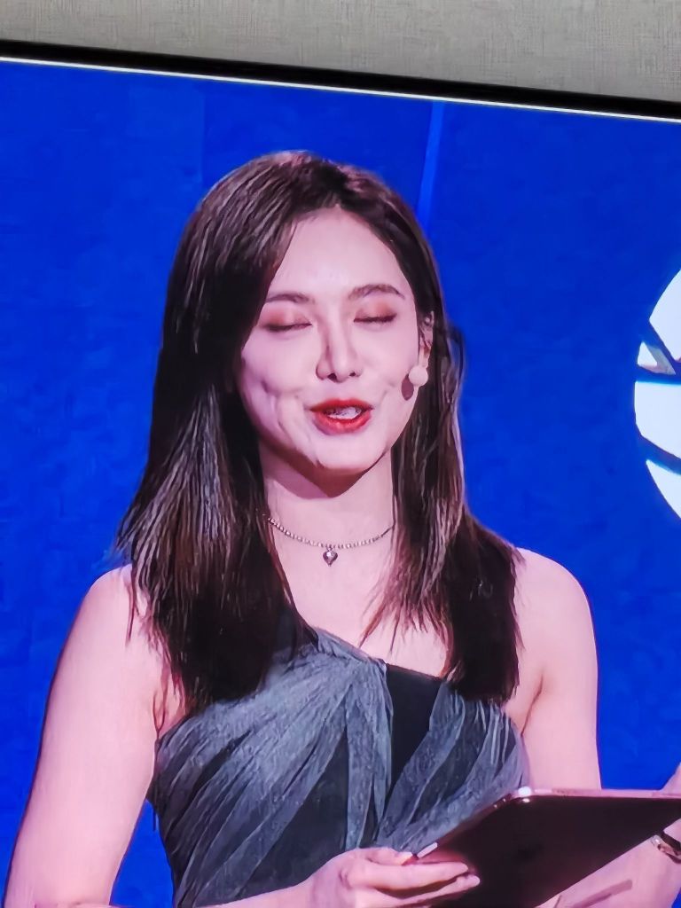 美娜这脸有点吓人啊整崩了