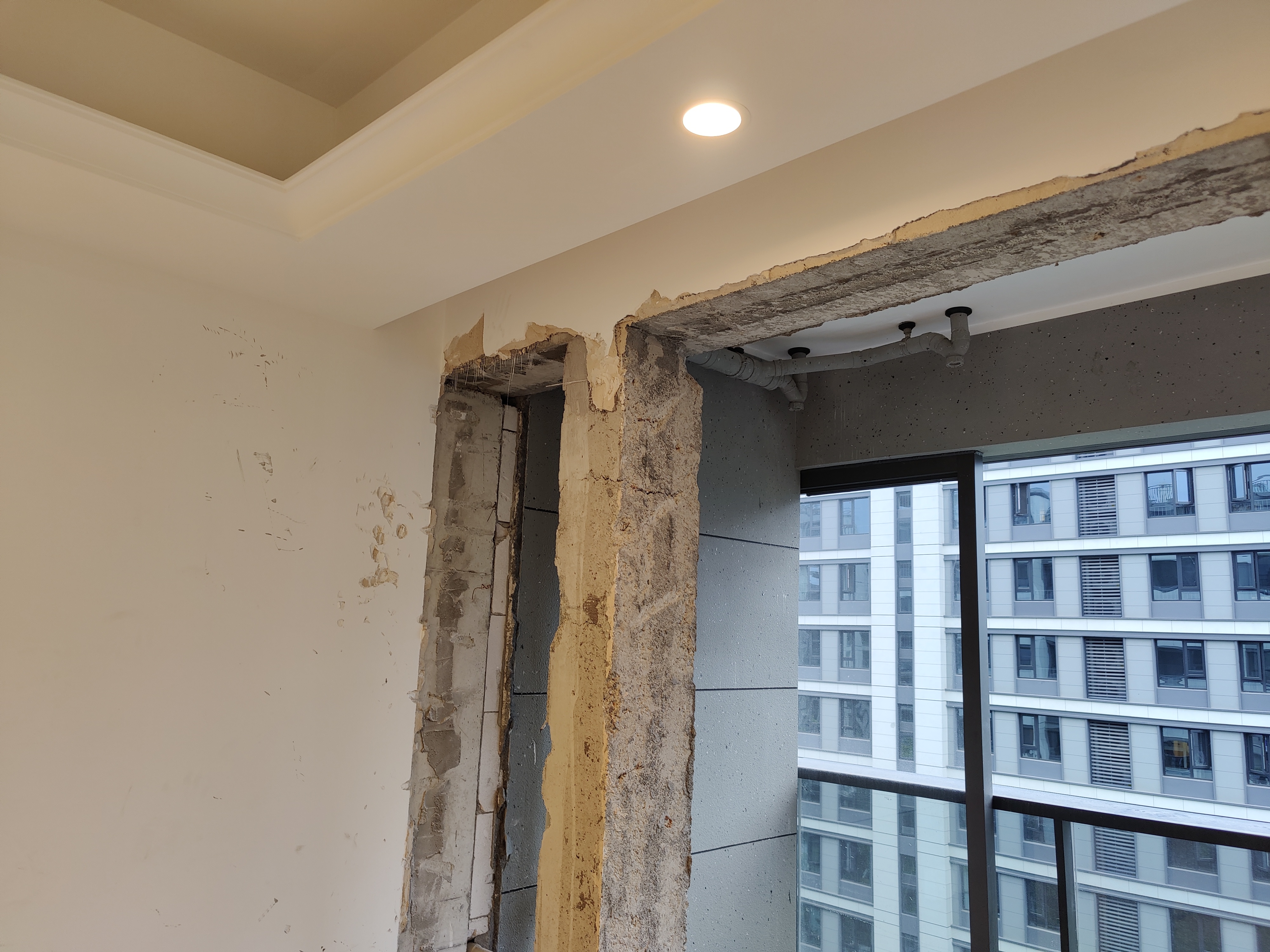 请问阳台推拉门旁边的小柱子能拆吗