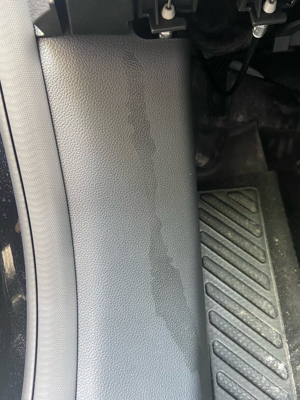 汽车主驾车门处有水渍是什么原因