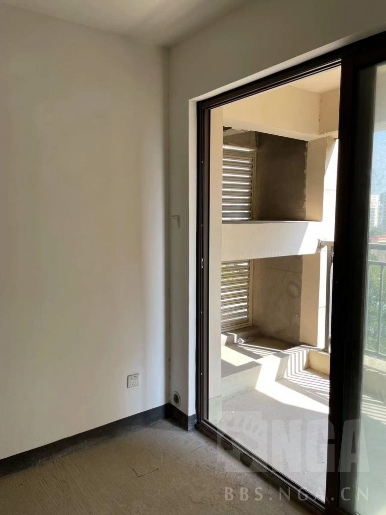 求助这种空调外机位在阳台上是不是只能封窗户处理噪音和温度了