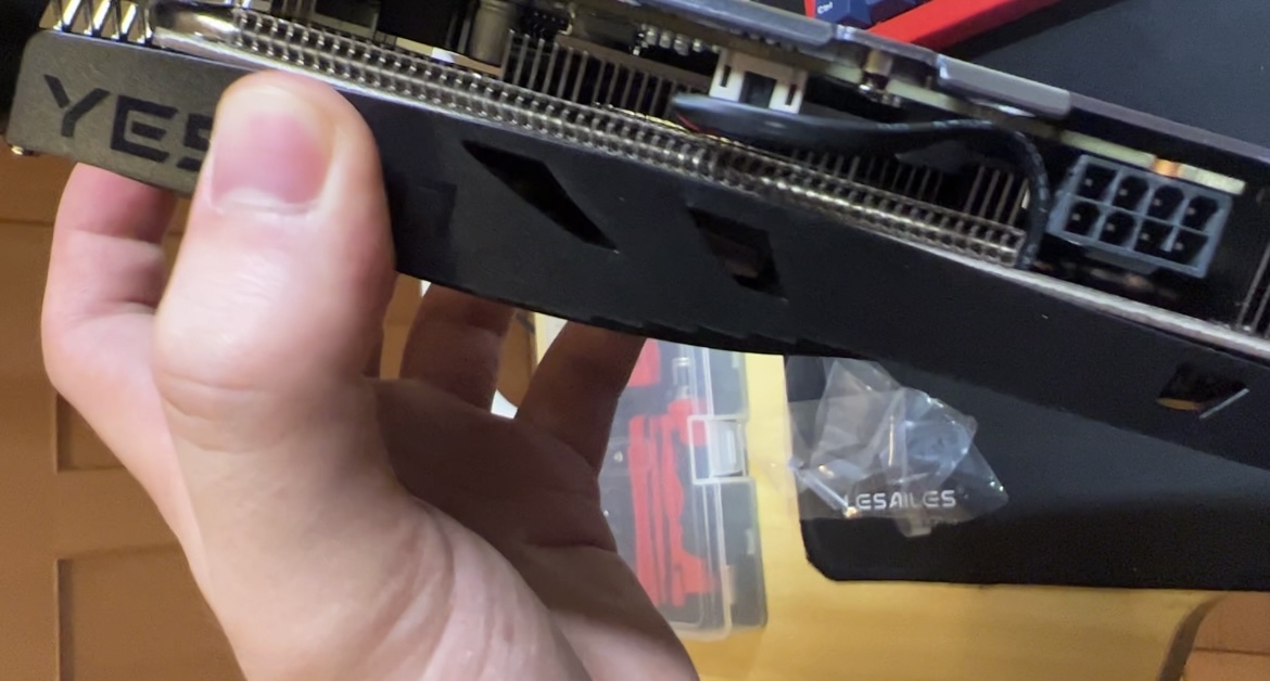 显卡风扇线漏出来很多正常吗