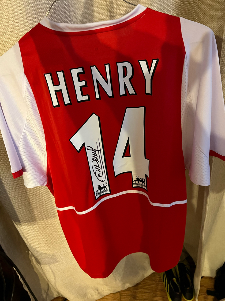 老哥们帮看看这个亨利签名阿森纳球衣值多少钱