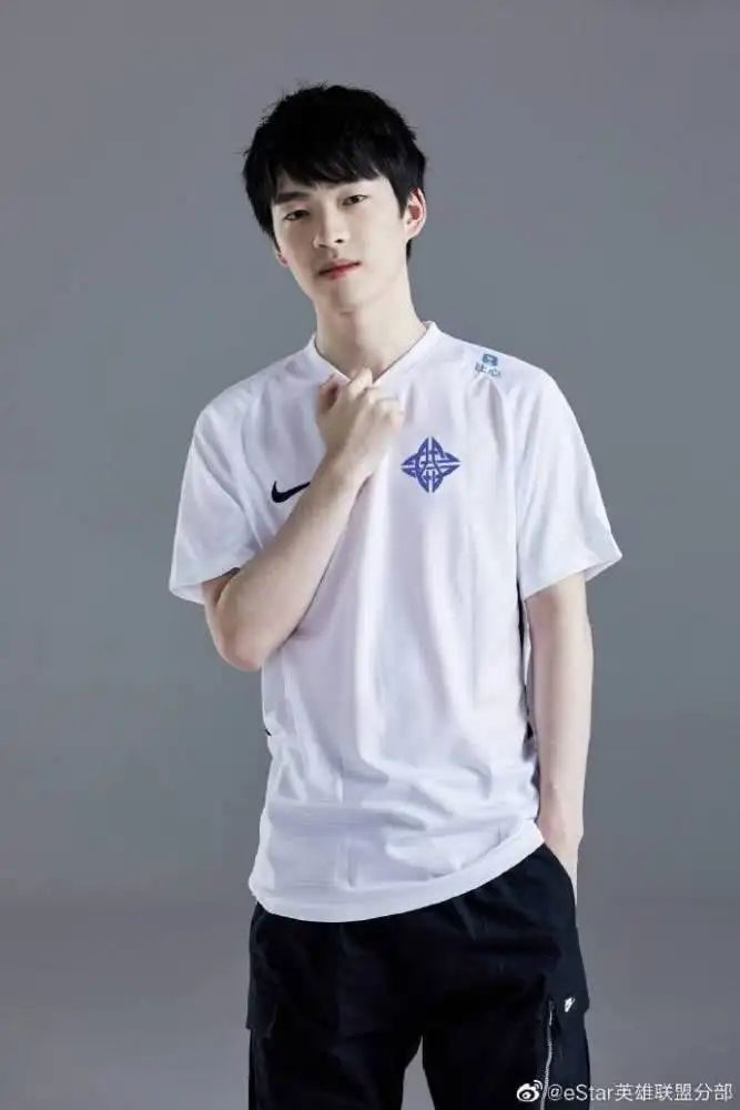 联盟赛事看完了up比赛回放又把果子哥这张照片翻了出来