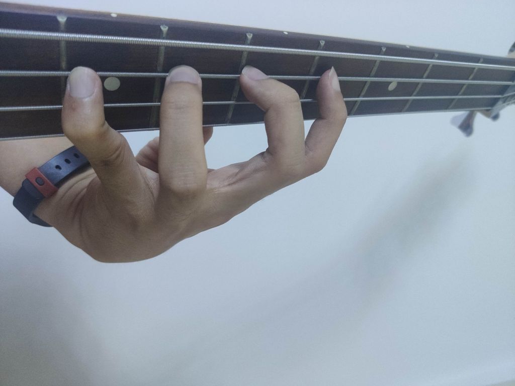 弹贝斯左手小指摁不住