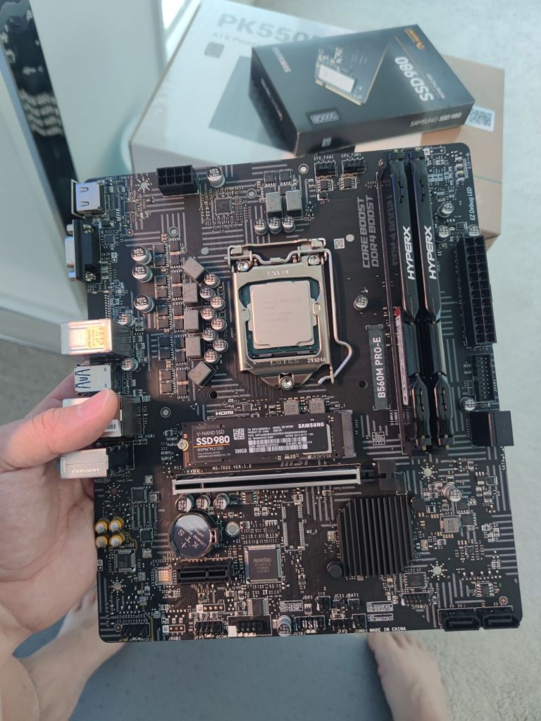 廉价最丐的微星b660mproe背面粘粘的