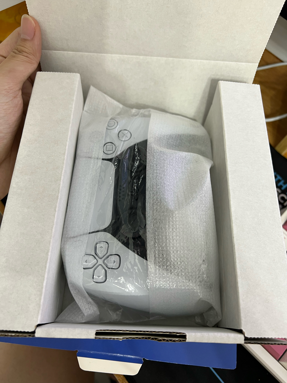 出个ps5手柄和伊拉克成色战神4