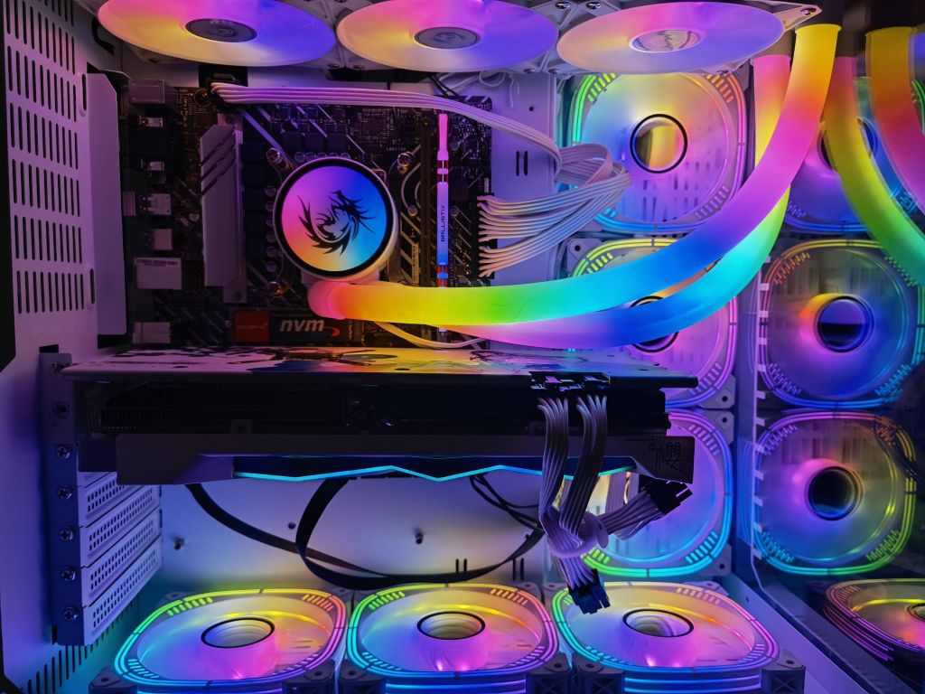 贫民7000以内纯白海景房花嫁6800xt机箱(全家拼多多)