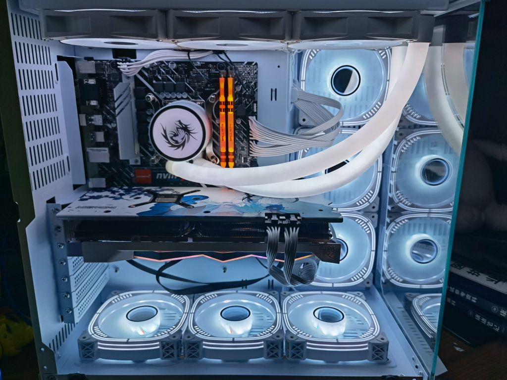 贫民7000以内纯白海景房花嫁6800xt机箱(全家拼多多)