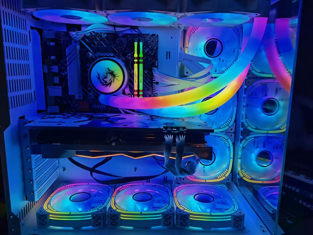 贫民7000以内纯白海景房花嫁6800xt机箱(全家拼多多)