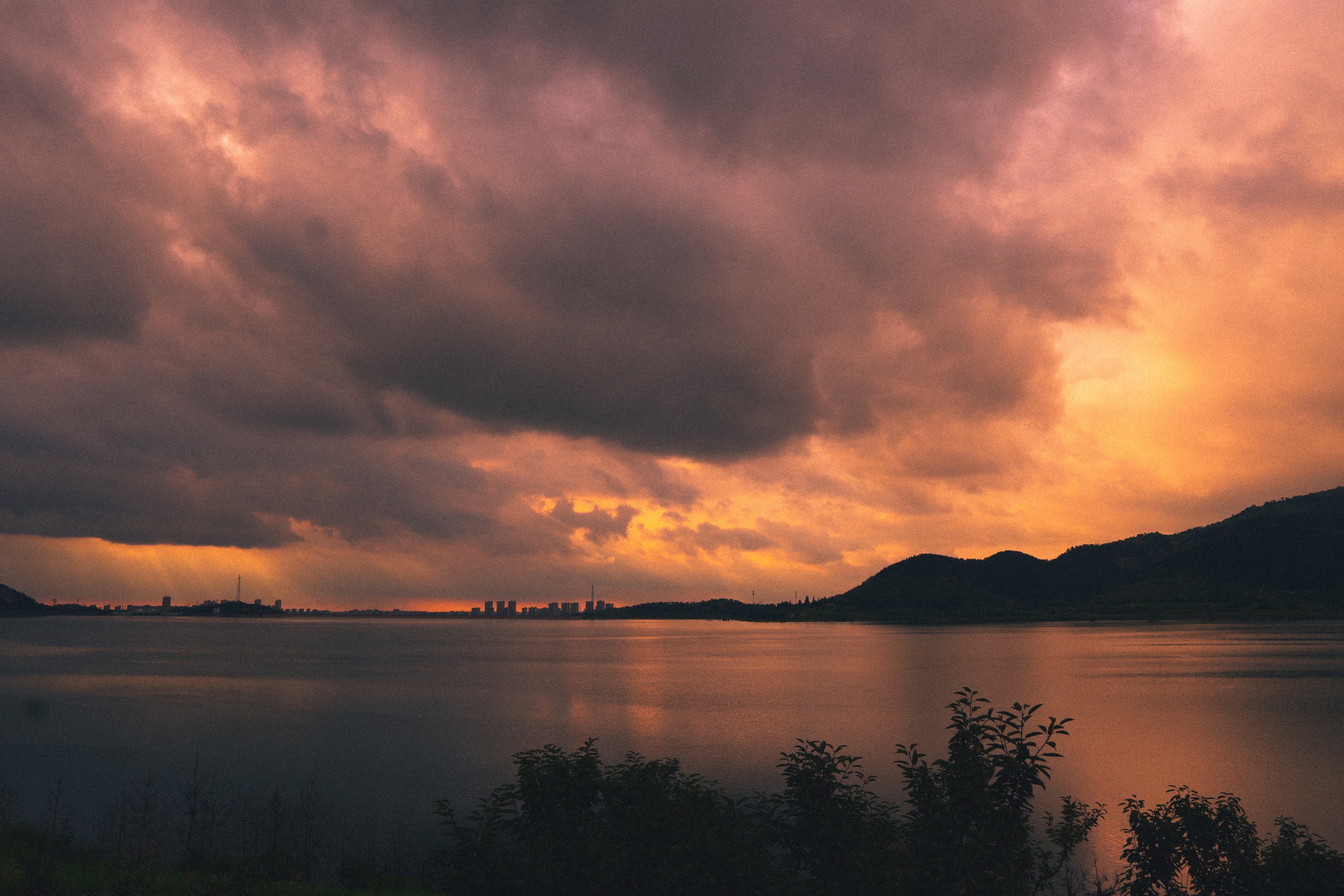 菜鸡镜头下旅游旺季中较热门旅游城市的冷门风景青岛崂山水库
