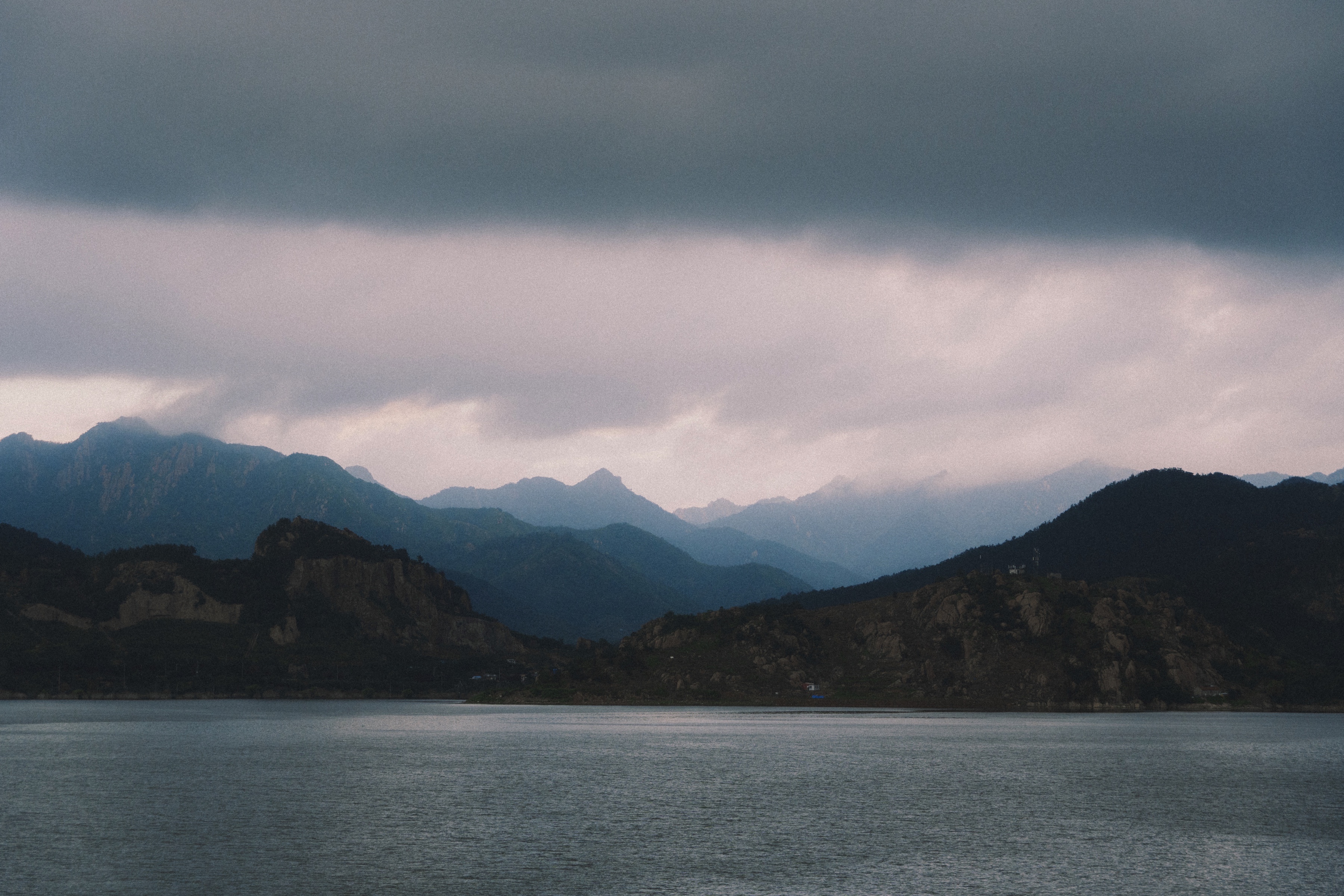 菜鸡镜头下旅游旺季中较热门旅游城市的冷门风景青岛崂山水库