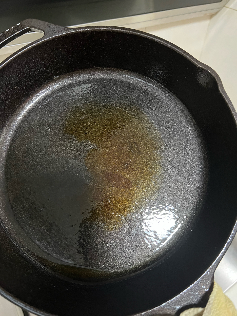 各位大厨们 刚买了口铸铁锅 开锅的时候好像火太大把中间烧变色了