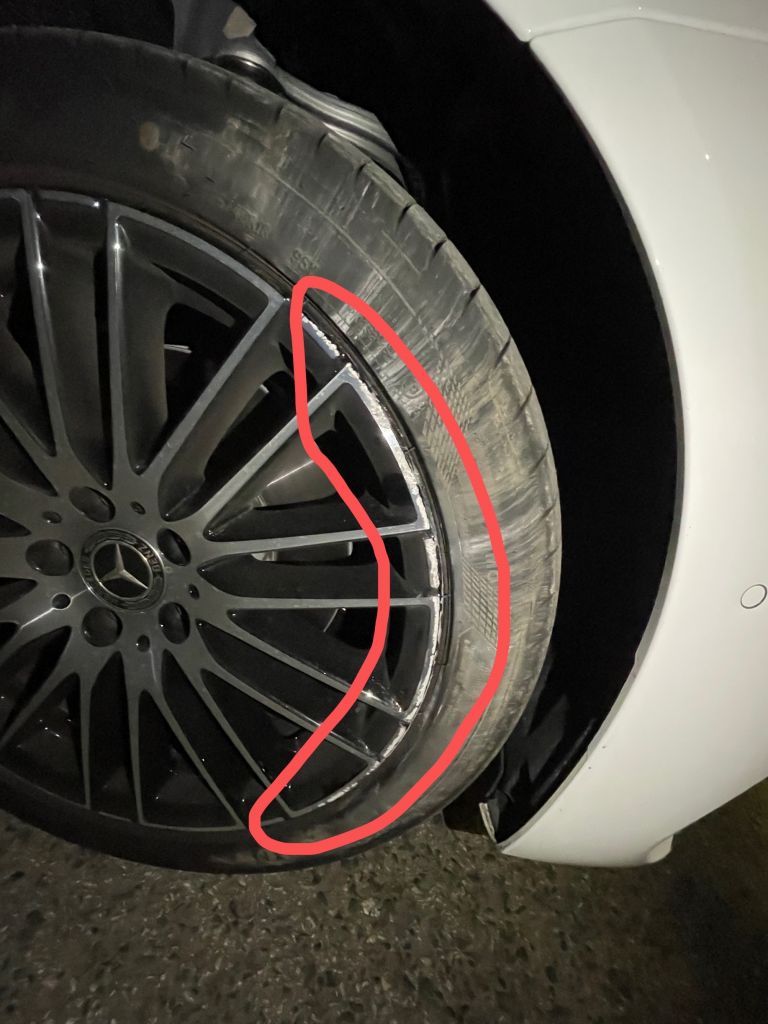 一血了轮毂擦到马路牙子