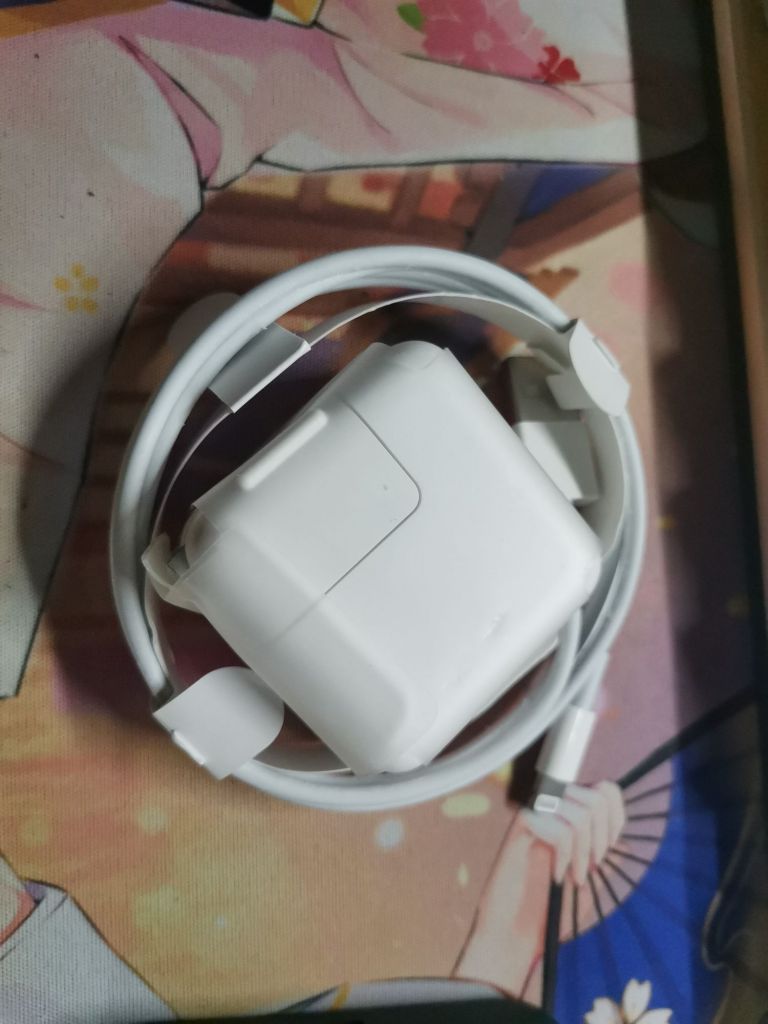 试出一个未撕膜苹果10w充电器原装线