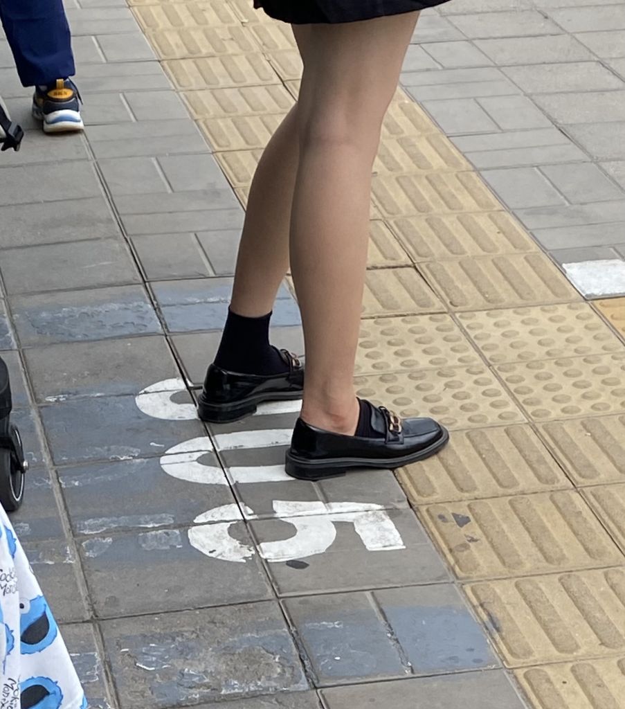 上班路上看到的这样穿袜子不难受吗