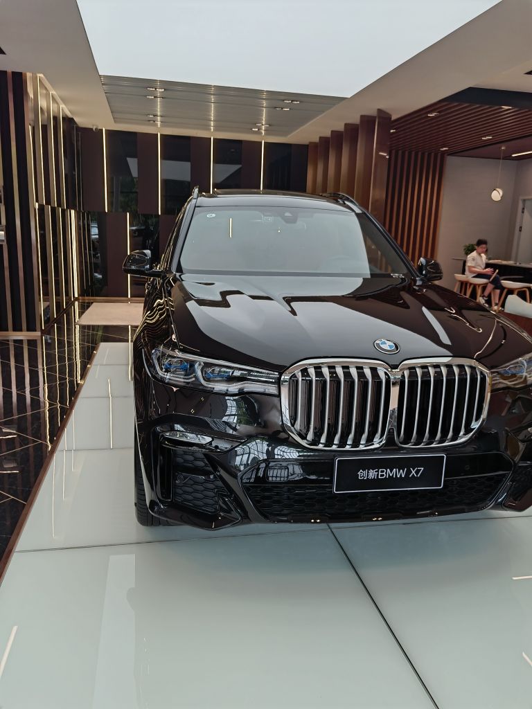 昨天去了奔驰宝马4s店还试驾了e300