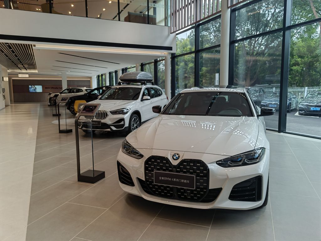 昨天去了奔驰宝马4s店还试驾了e300