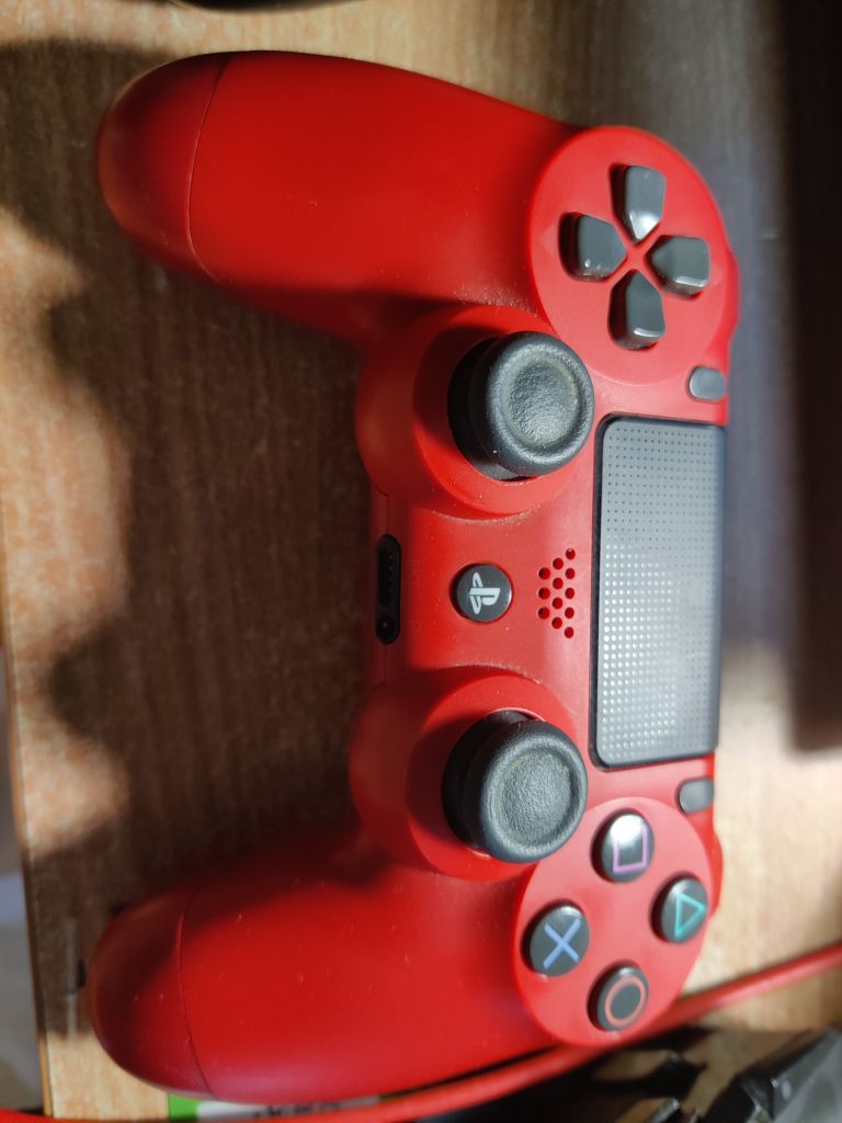 出一份二手的日版红色ps4手柄180包邮二代