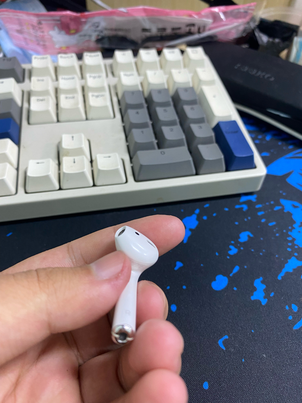 出一个airpods二代右耳耳机仓