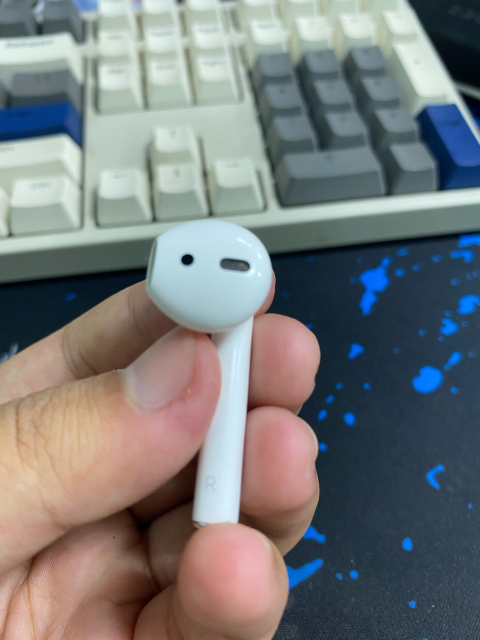 出一个airpods二代右耳耳机仓