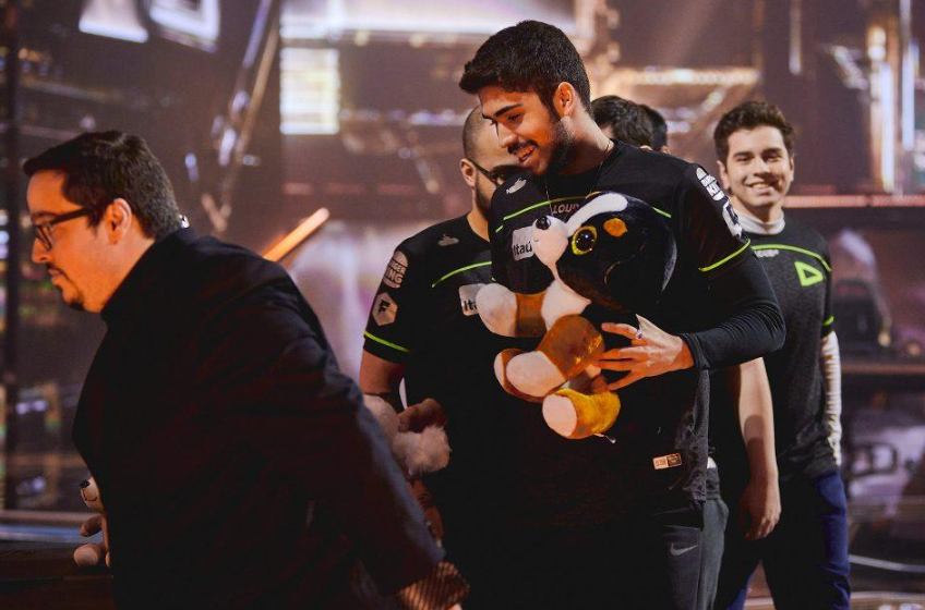 [游戏赛事] loud捧起2022年valorant全球冠军赛奖杯!