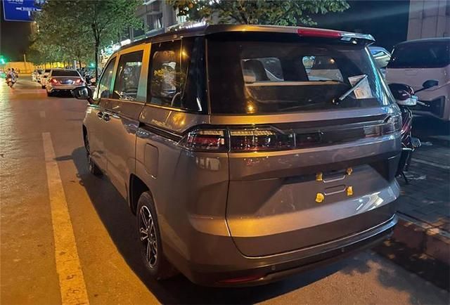 五菱曝光了一款侧滑门自动挡mpv