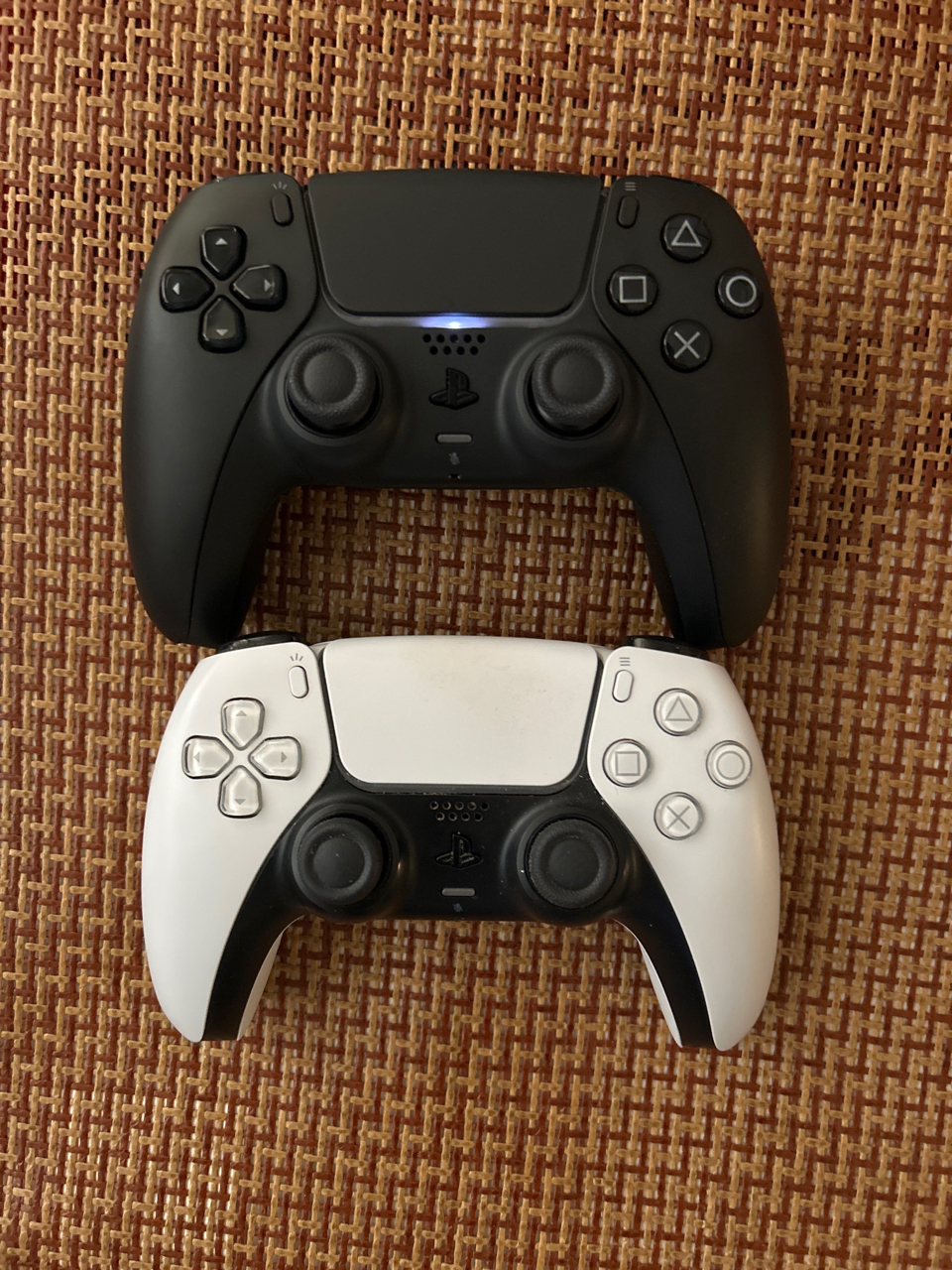 ps5手柄手柄下面割手正常吗老哥们有懂的吗