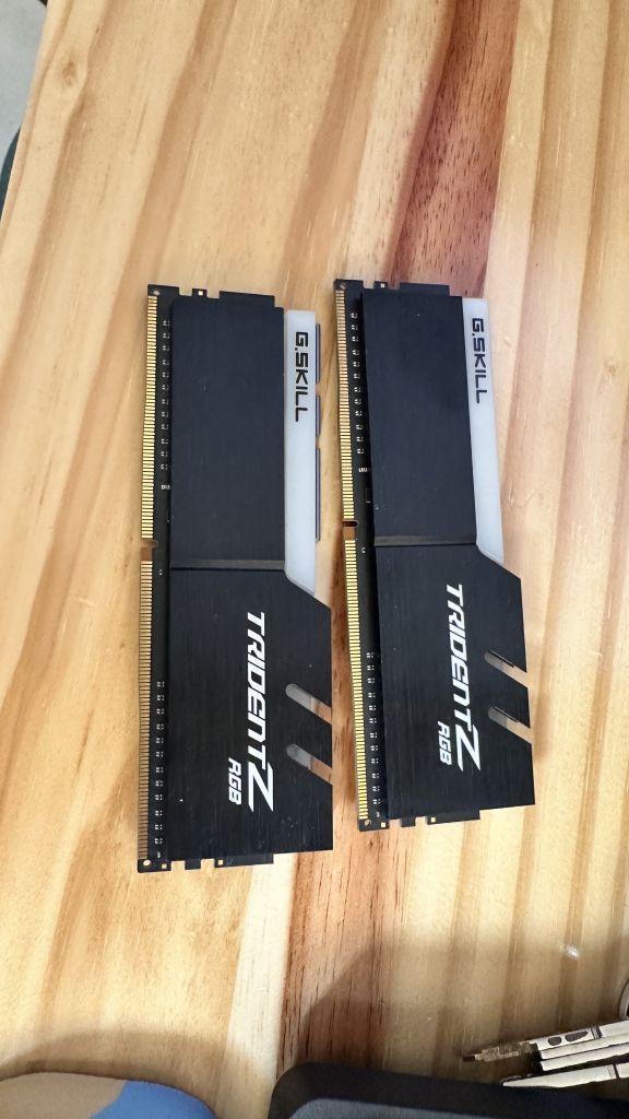 试出两条17年的芝奇幻光戟ddr43200c14三星bdie内存条