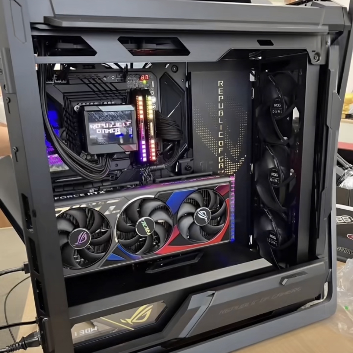 rog创世神新机箱确实帅啊