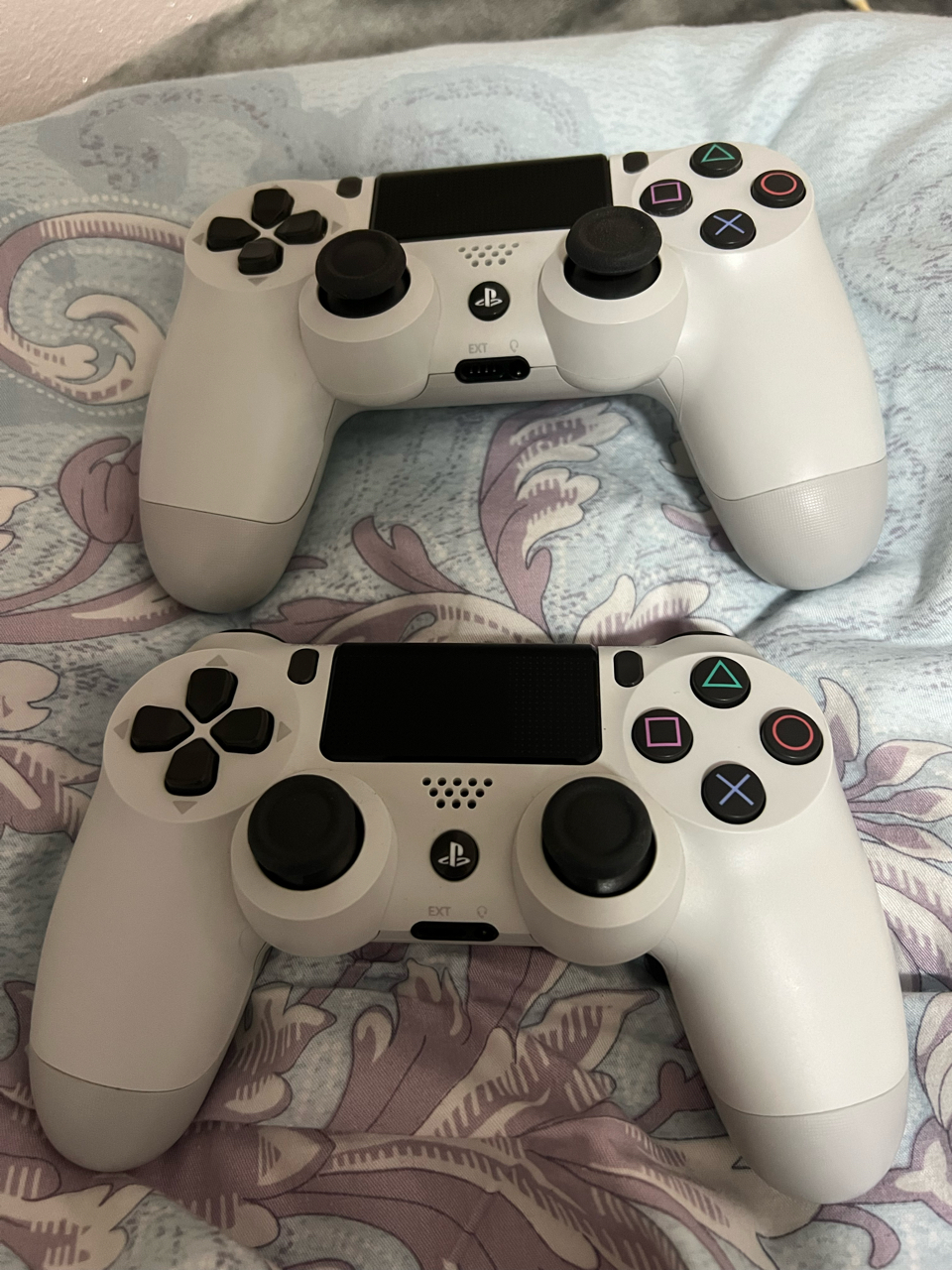 出两个原装二代ps4pro手柄98新