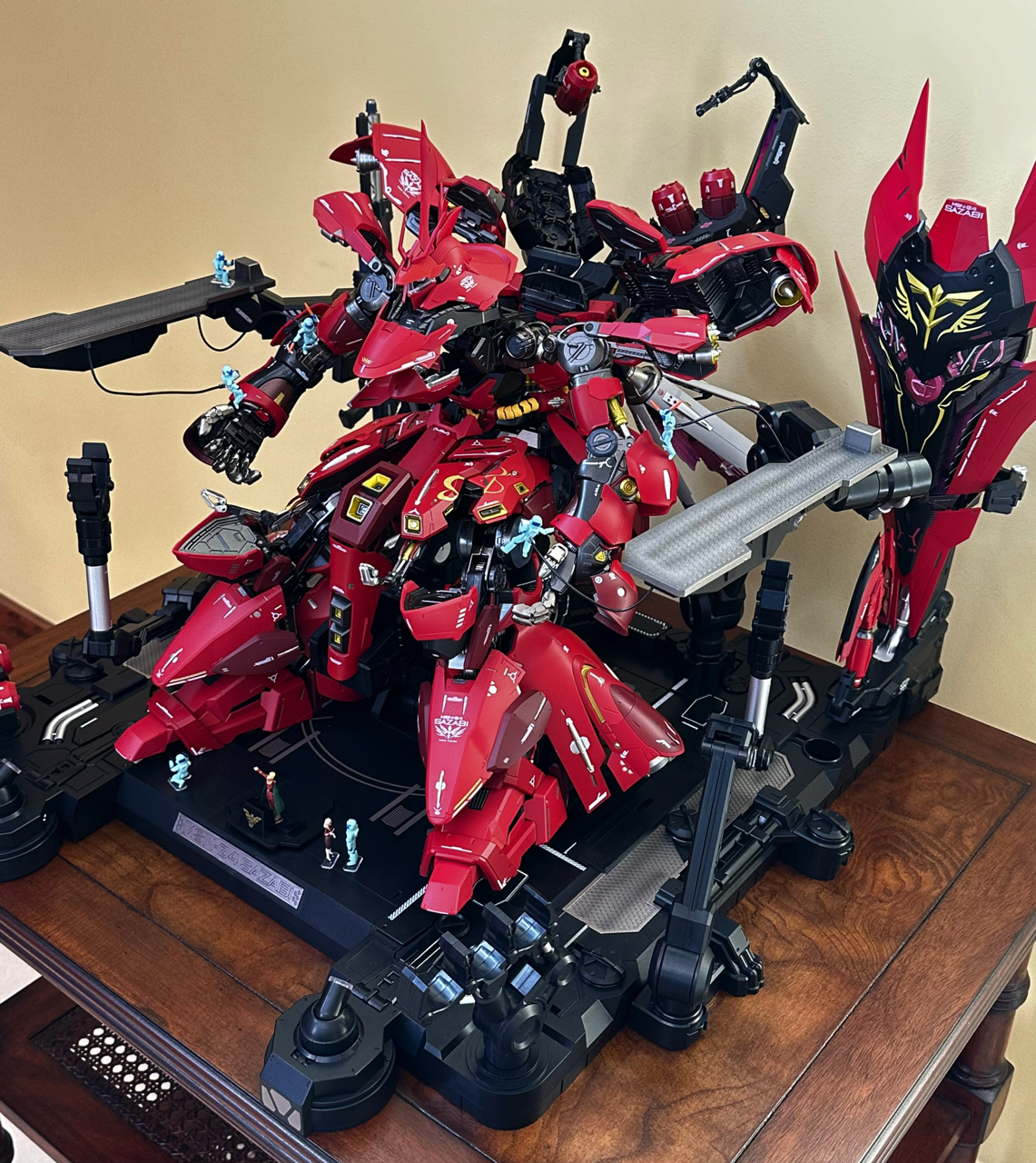 可动成品赤色彗星解体匠机沙扎比爆甲解体展示