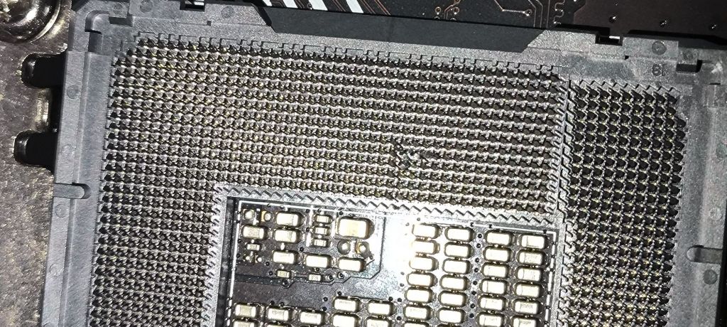 刚到的主板针脚是这样是歪了还是断了