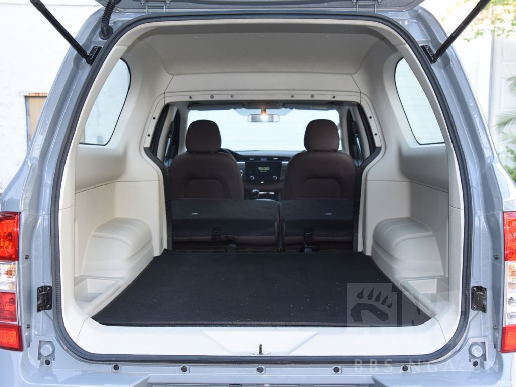 陪着老丈人看车的时候发现一个特别牛逼的特殊车型郑州日产帕拉索