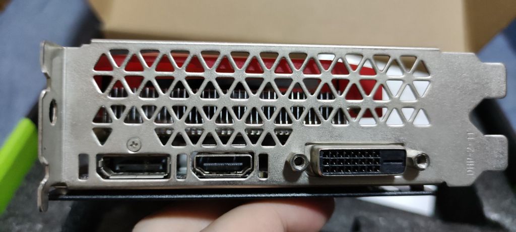 出一张七彩虹战斧2060s显卡