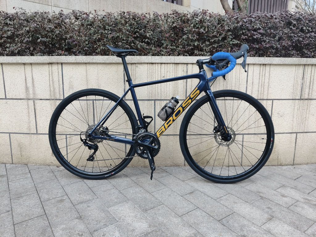 成都出一辆国产碳架105油碟公路车