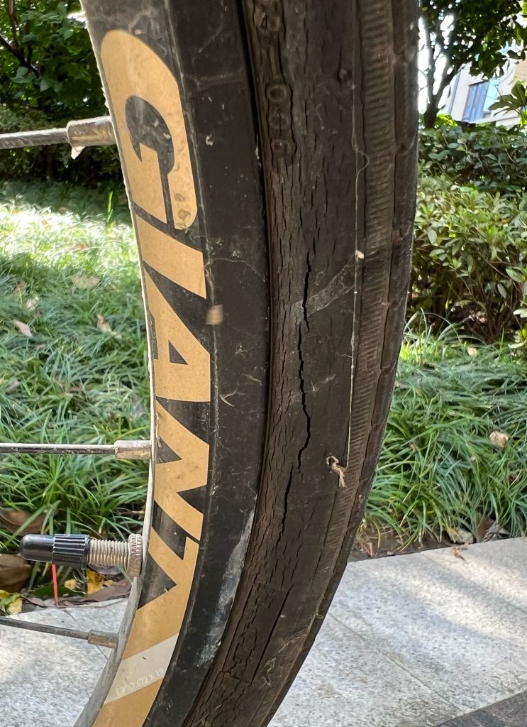 问题求助轮胎这种裂缝是不是必须要换了