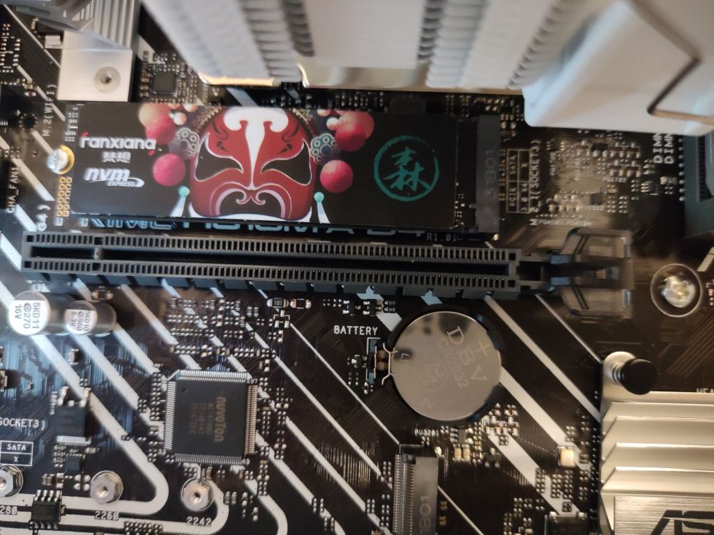 显卡插槽后面的塑料卡扣给我拔显卡时一起拔下来了然后又安回去了请问