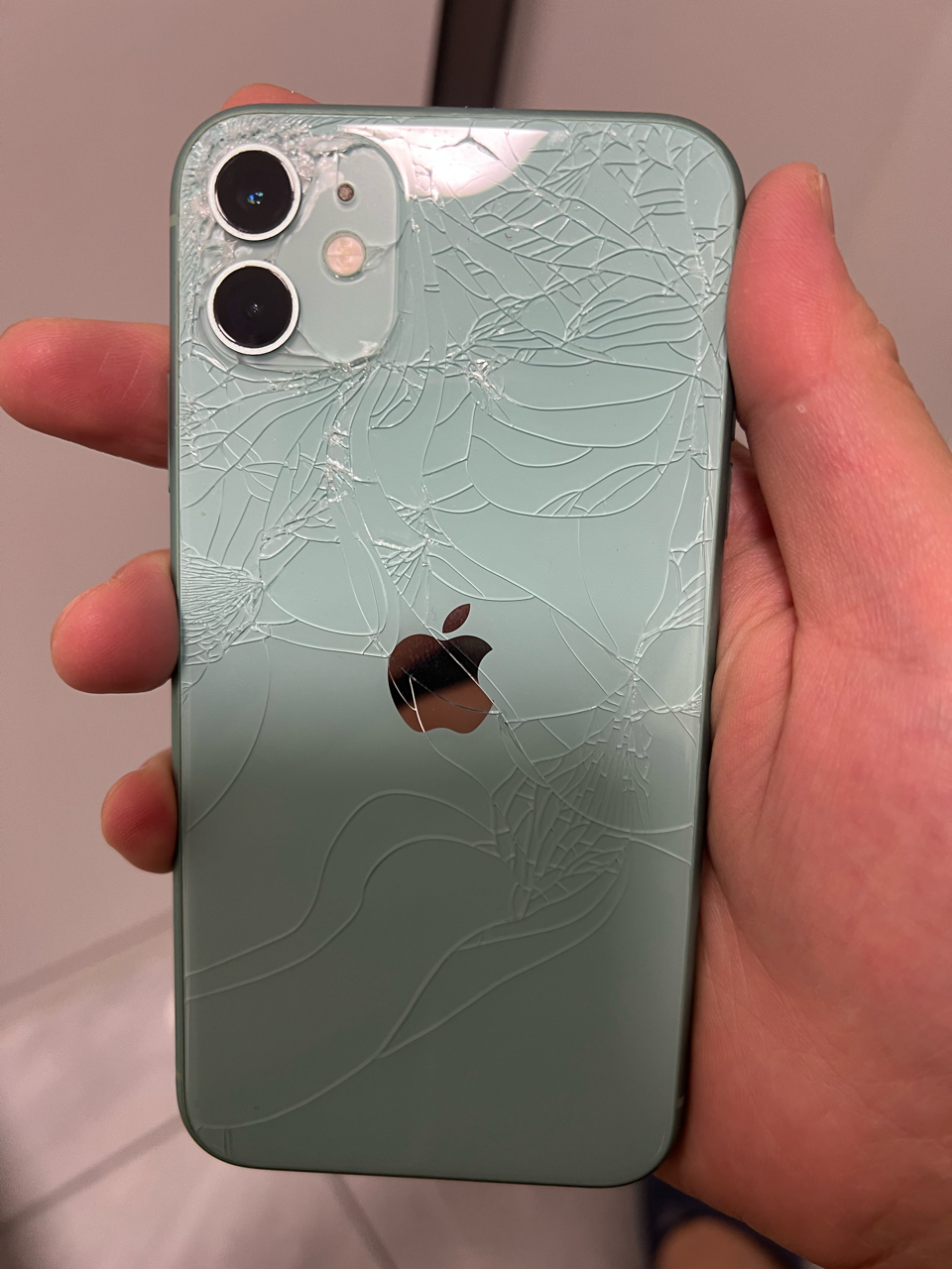 苹果11绿色1250后面玻璃碎了