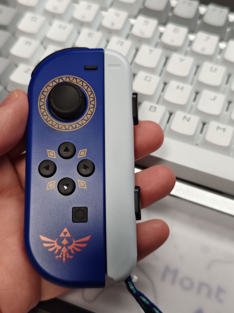 请大家帮我看看这个天空之剑的joycon是真是假