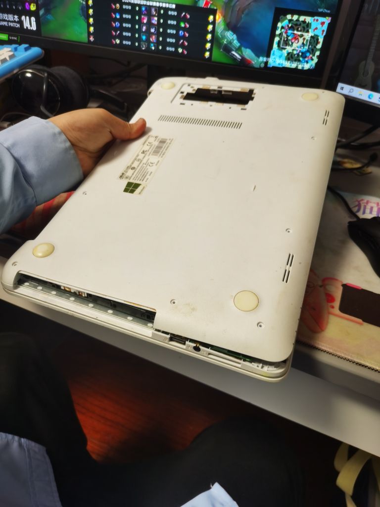 有没有人用过华硕顽石4代这个背面右下角怎么也拆不下来怎么办