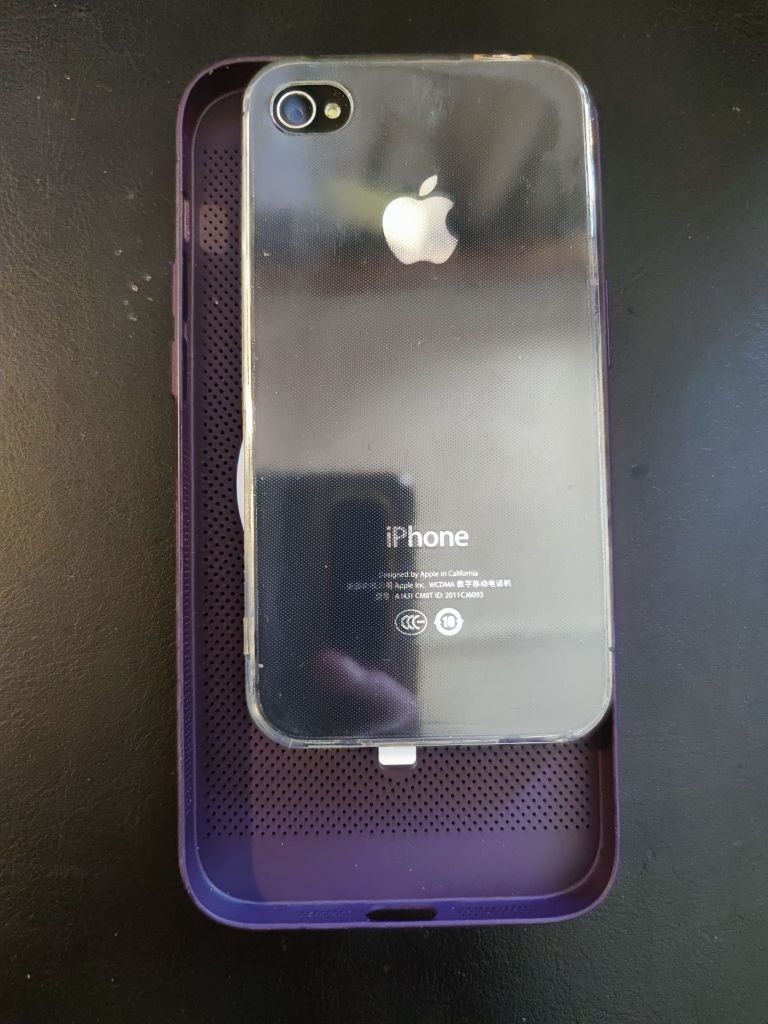 整理材料偶然翻出来本科时候买的4s感觉这些年手机变化真大