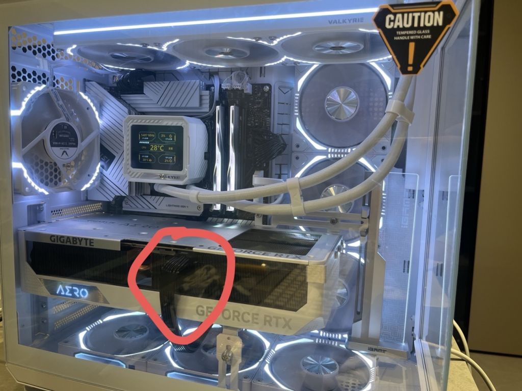 12vhpwr线跟华硕tuf502机箱侧玻璃亲密接触