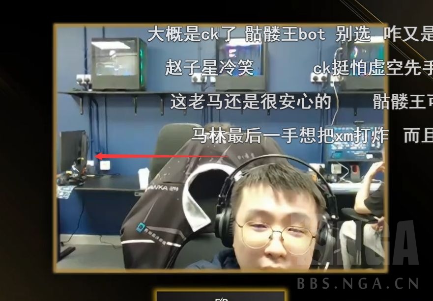 纯吐槽后面这个横过来的电脑是不是昨天玩文明6的橙色背影啊