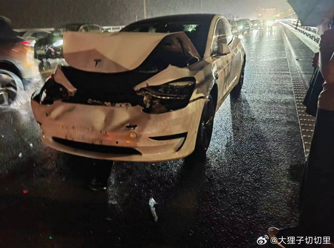 特斯拉追尾mega