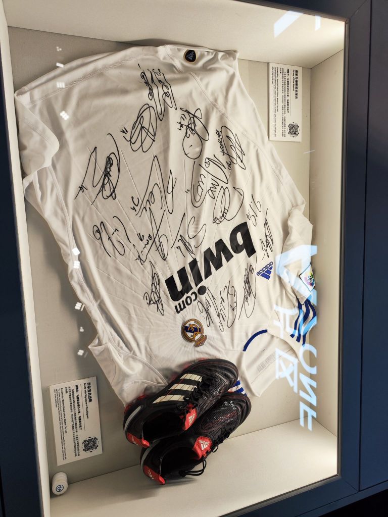 2010皇马全队送给上海世博的签名球衣