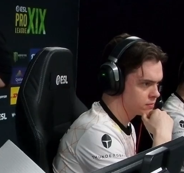 阿电这穿上vp队服怎么感觉变帅了