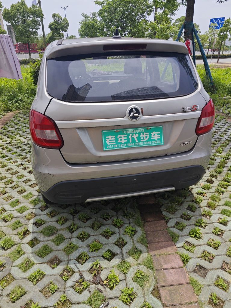 坐地铁回乡下办事,看到一台老头乐第一眼还以为是正经汽车