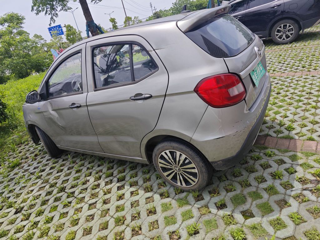 坐地铁回乡下办事,看到一台老头乐第一眼还以为是正经汽车