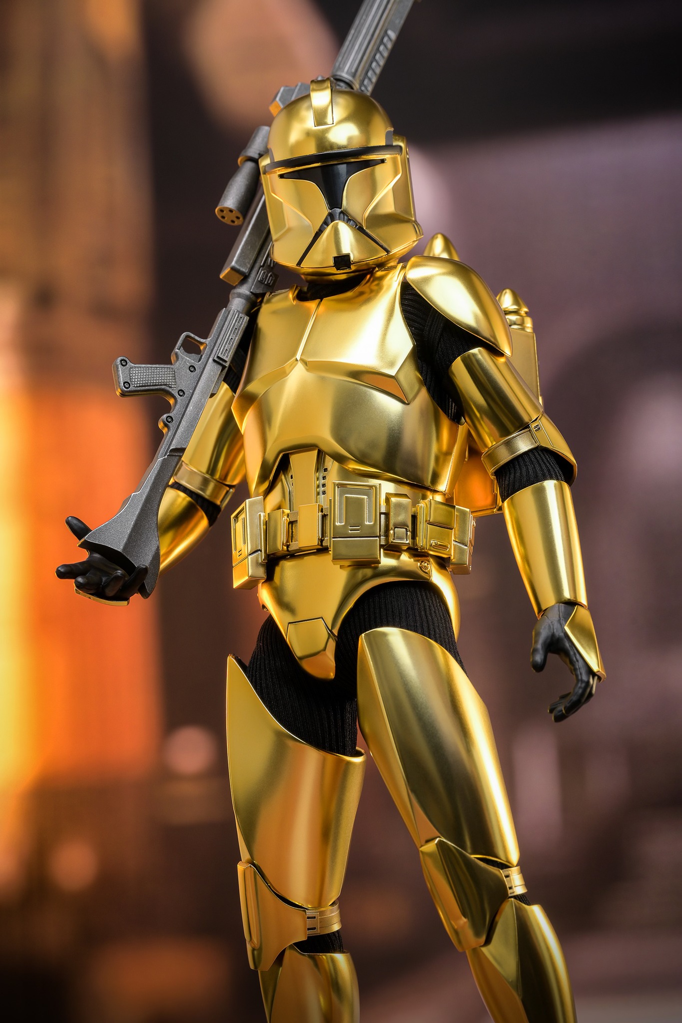 [新闻资讯] hottoys  星球大战前传3:西斯的复仇> 克隆人士兵(金色
